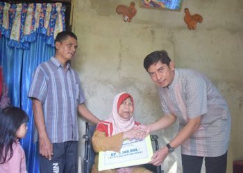 Wako Deri Asta Salurkan Bansos Biaya Berobat Martina Wati