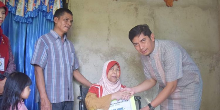 Wako Deri Asta Salurkan Bansos Biaya Berobat Martina Wati