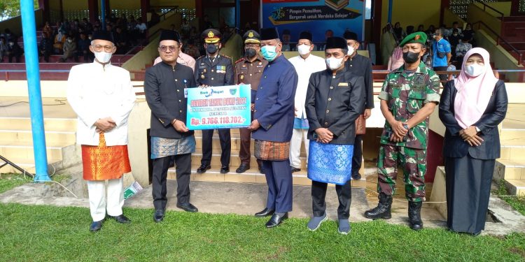 Bupati Pessel Rusma Yul Anwar Terima Deviden Dari Bank Nagari Cabang Painan