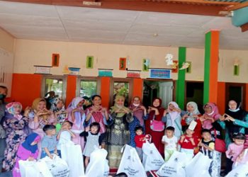 Titi Rusma Yul Anwar Salurkan Paket Nutrisi Anak Berkebutuhan Khusus