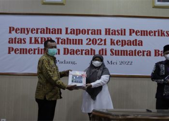 Bupati Pesisir Selatan Rusma Yul Anwar Terima LHP LKPD Tahun 2021 Predikat WTP
