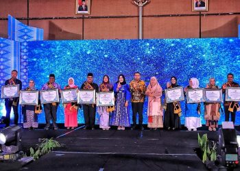 Bupati Khairunas dan Ketua TP PKK Erniati Khairunas Dinobatkan Jadi Ayah Bunda GenRe Pengayom Tahun 2022