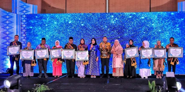 Bupati Khairunas dan Ketua TP PKK Erniati Khairunas Dinobatkan Jadi Ayah Bunda GenRe Pengayom Tahun 2022