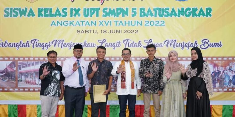 Hadiri Pelepasan Siswa SMP N 5 Batusangkar, Inilah Pesan Bupati Eka Putra