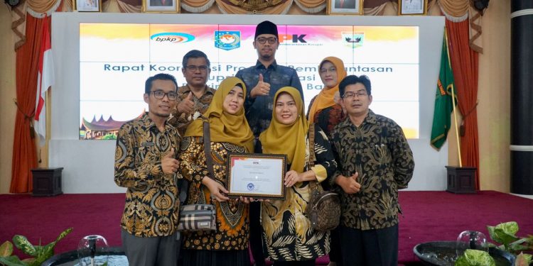 Wali Kota Erman Safar Terima Penghargaan Dari KPK Atas Penilaian MCP 2021 Tertinggi di Sumbar