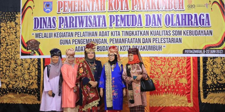 Wakil Ketua DPRD Kota Payakumbuh Wulan Denura Hadiri Pelatihan Adat