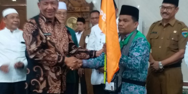 Bupati Rusma Yul Anwar Lepas Jamaah Calon Haji Kabupaten Pesisir Selatan Berangkat ke Tanah Suci