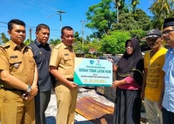 Bupati Rusma Yul Anwar Serahkan Bantuan Bedah RTLH Di Kecamatan Koto XI Tarusan dan Bayang