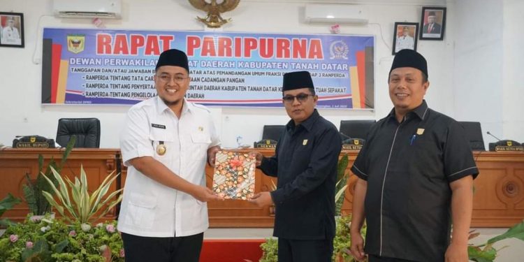 Wabup Tanah Datar Sampaikan Jawaban Tanggapan DPRD Atas Tiga Ranperda