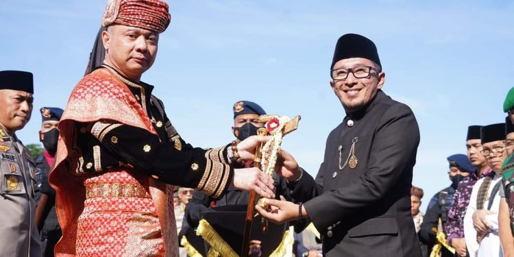 Tanah Datar Baralek, Kapolda Serahkan Tujuh Benda Pusaka