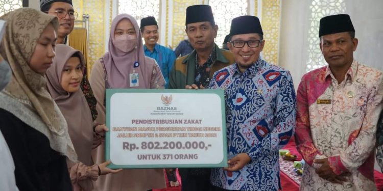 Bupati Eka Putra Serahkan Bantuan Masuk PTN untuk 371 Orang