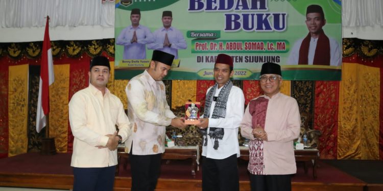 Pemkab Sijunjung Gelar Bedah Buku 99 Tanya Jawab Seputar Shalat Lengkap Bersama Abdul Somad