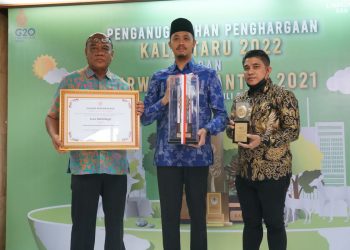 Wali Kota Erman Safar dan Ketua DPRD Bukittinggi Terima Anugrah Nirwasita Tantra 2021
