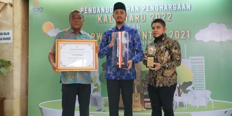 Wali Kota Erman Safar dan Ketua DPRD Bukittinggi Terima Anugrah Nirwasita Tantra 2021