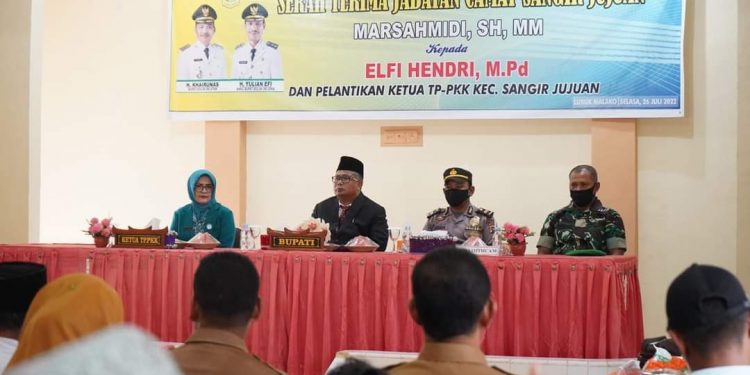 Sekdakab Bersama Ketua TP PKK Solsel Hadiri Sertijab Camat Sangir Jujuan dan Ketua TP PKK Kecamatan