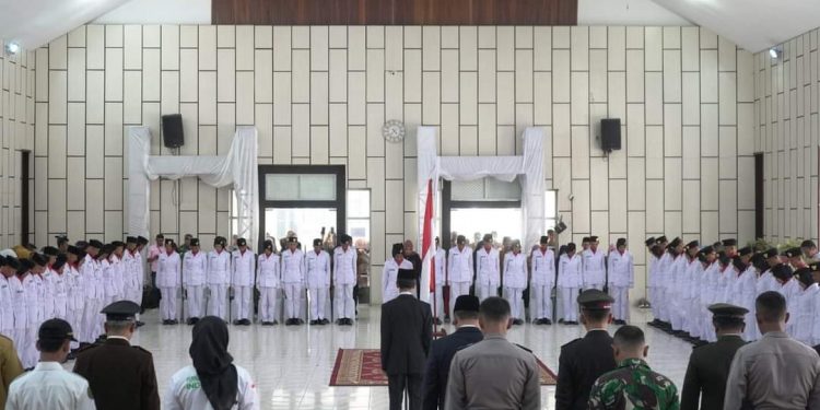 Wabup Solsel Yulian Efi Kukuhkan Anggota Paskibraka Kabupaten Tahun 2022