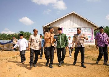 Wakil Bupati Sijunjung Lihat Pengukuran Arah Kiblat Pembangunan Masjid SD Islam Yayasan Al Kuttab