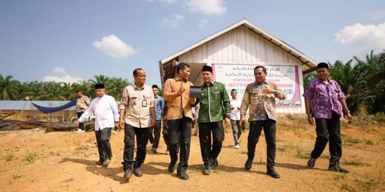 Wakil Bupati Sijunjung Lihat Pengukuran Arah Kiblat Pembangunan Masjid SD Islam Yayasan Al Kuttab
