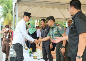 Pemkab Sijunjung bersama Forkopimda Canangkan Gerakan Pembagian 10 juta Bendera Merah Putih