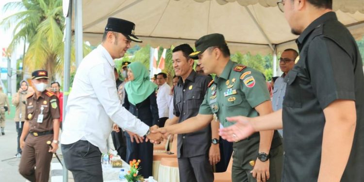 Pemkab Sijunjung bersama Forkopimda Canangkan Gerakan Pembagian 10 juta Bendera Merah Putih
