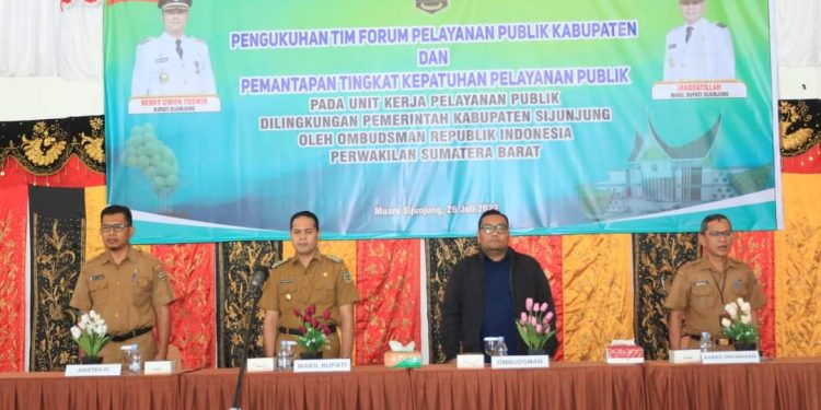 Wakil Bupati Sijunjung Kukuhkan Tim Forum Pelayanan Publik Kabupaten Sijunjung Tahun 2022