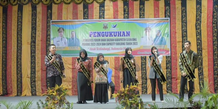 Wakil Bupati Sijunjung Buka dan Kukuhkan Pengurus Forum Anak Daerah