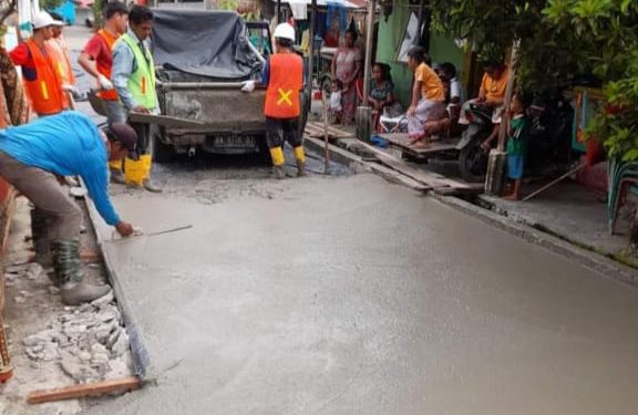 Anggota DPRD Padang Budi Syahrial Tinjau Pengecoran Jalan dari Dana Pokir di RW 07 Kelurahan Purus