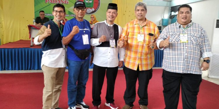 Nanuk Aklamasi Jadi Ketum Alumni SMAN 2 Padang