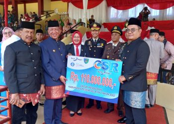 Bupati Pesisir Selatan Rusma Yul Anwar Terima Bantuan Dana CSR Pendidikan Rp 110 juta