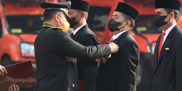 Akmal Terima Penghargaan