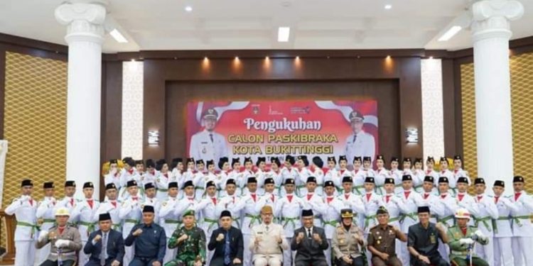 Wali Kota Erman Safar Kukuhkan 54 Anggota Paskibraka Bukittinggi 2022