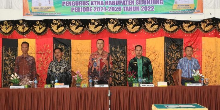 Bupati Sijunjung Benny Dwifa Yuswir Kukuhkan Pengurus KTNA Periode 2021- 2026
