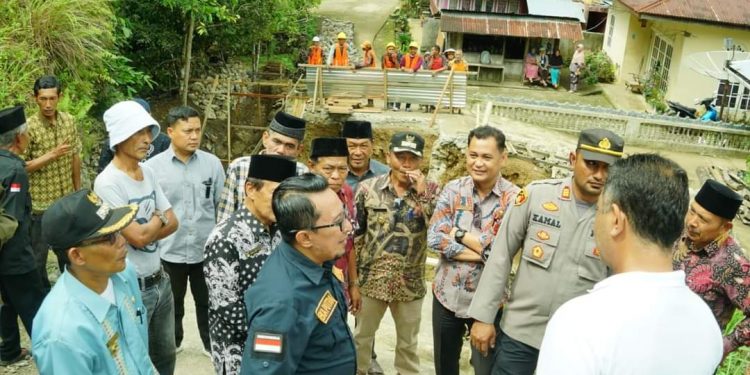 Bupati Tanah Datar Eka Putra Tinjau Pembangunan Kembali Jembatan Sialahan