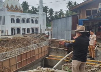 Hujan Bukan Halangan Bupati Tanah Datar Eka Putra Tinjau Proyek Pembangunan