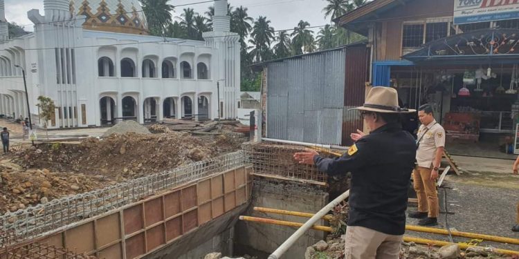 Hujan Bukan Halangan Bupati Tanah Datar Eka Putra Tinjau Proyek Pembangunan