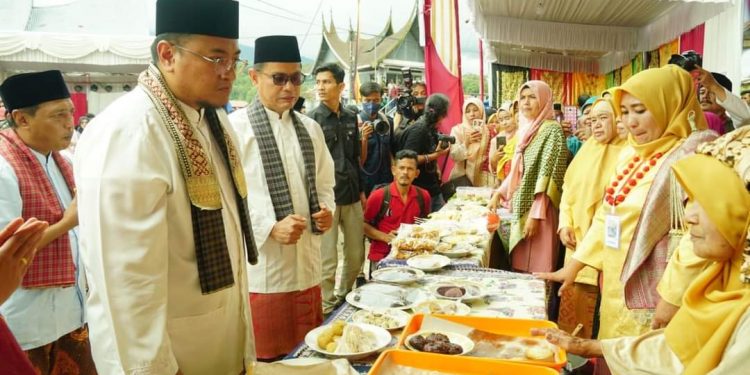 Wabup Richi Buka Pandai Sikek Festival