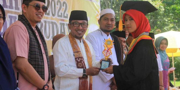 Bupati Eka Putra Akan Berikan Reward Bagi Nagari Terbanyak Stiker Progul Satu Rumah Satu Hafizh/Hafizah