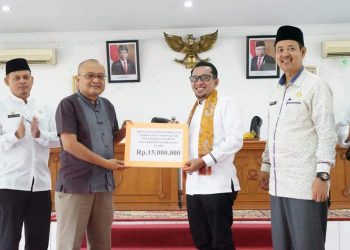 Bupati Tanah Datar Eka Putra Berikan Bantuan, 11 Kelompok P2L Terima Manfaat