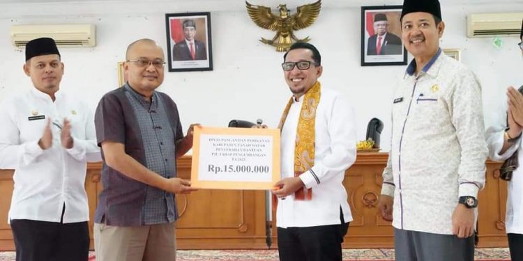 Bupati Tanah Datar Eka Putra Berikan Bantuan, 11 Kelompok P2L Terima Manfaat