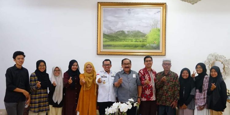 8 Calon Mahasiswa Luar Negeri Temui Bupati Tanah Datar Eka Putra