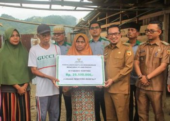 Serahkan Bantuan Korban Musibah Puting Beliung, Ini Pesan Bupati Tanah Datar Eka Putra