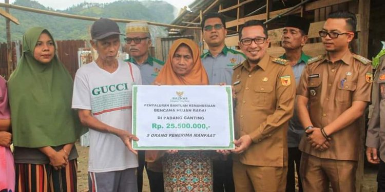 Serahkan Bantuan Korban Musibah Puting Beliung, Ini Pesan Bupati Tanah Datar Eka Putra