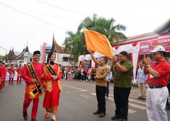 Antusias Penonton Rubah Kota Batusangkar Jadi Warna- Warni