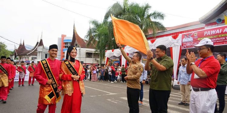 Antusias Penonton Rubah Kota Batusangkar Jadi Warna- Warni