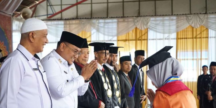 Hadiri Wisuda Perdana STES Manna Wa Salwa Tanah Datar, Wabup Richi Bangga dan Senang