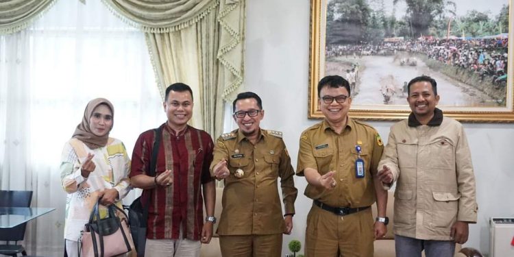 Penulis Buku Ensiklopedia Tokoh 1001 Orang Minang Dipentas Dunia Temui Bupati Eka Putra