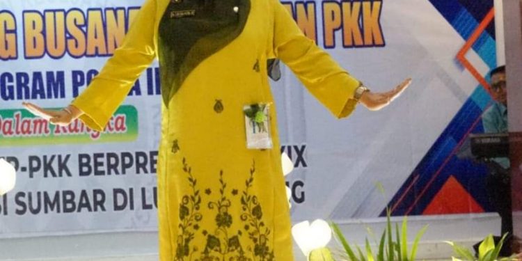 Dibawakan Ketua TP PKK Tanah Datar Saat Fashion Show, Baju Kurung Basiba Tanah Datar Tampil Juara I Dan Jadi Seragam Kembaran TP PKK Sumbar