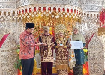 Wabup Richi Aprian Berikan ‘Salam Kebahagian’ Kepada Pasangan Mempelai
