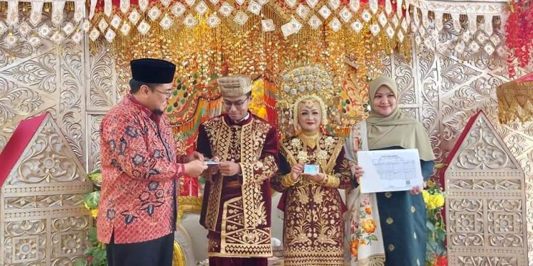Wabup Richi Aprian Berikan ‘Salam Kebahagian’ Kepada Pasangan Mempelai