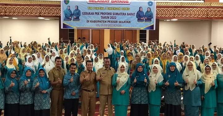 Bupati Rusma Yul Anwar Buka Bimtek Tim PKK